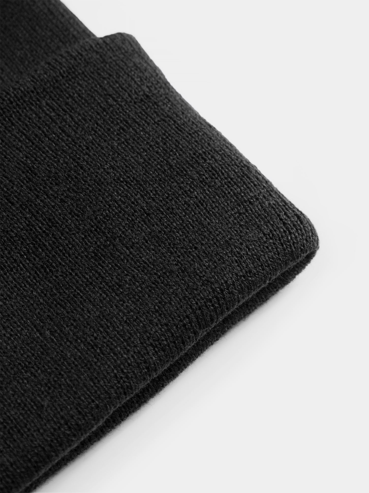 Stickad mössa svart gul label