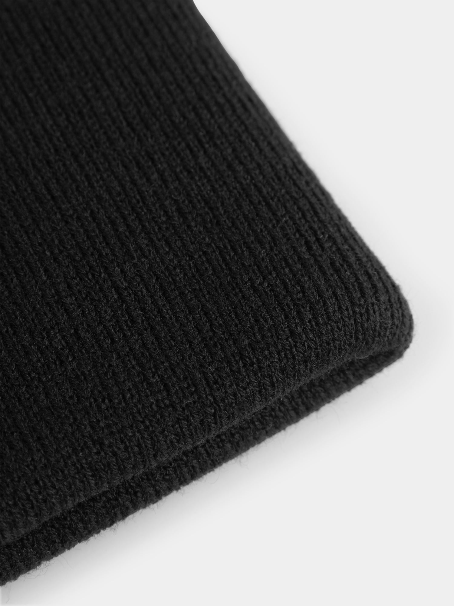 Stickad mössa Label sköld