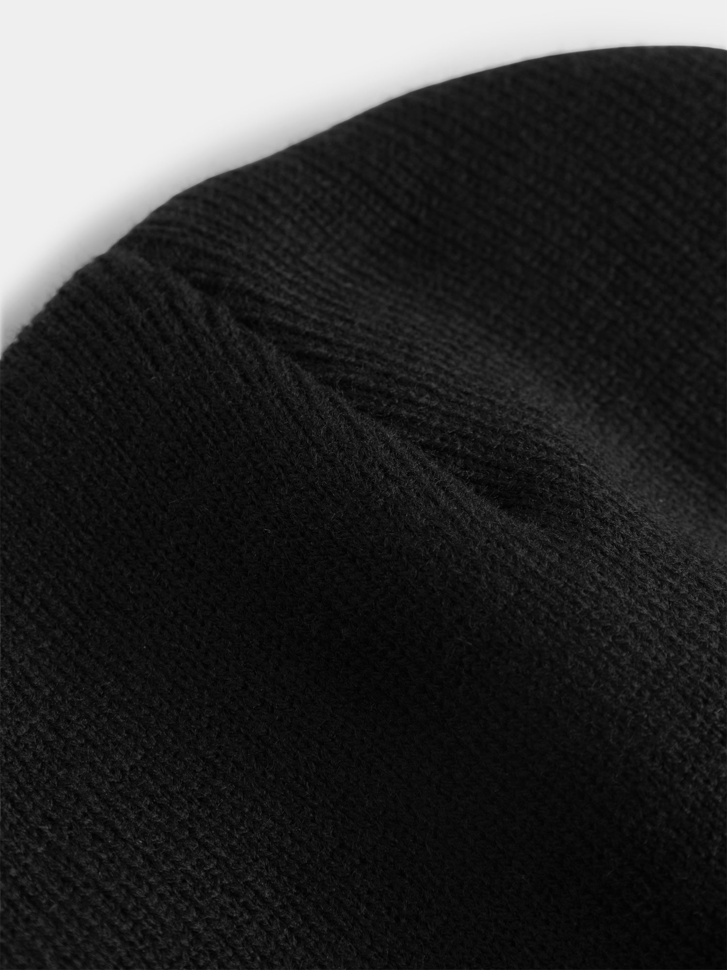 Stickad mössa Label sköld