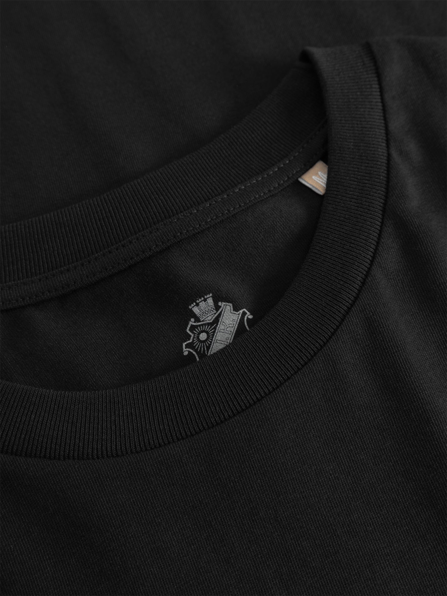 T-shirt svart sköld