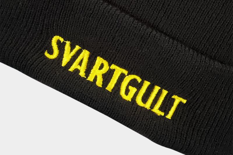 Stickad mössa svart SVARTGULT