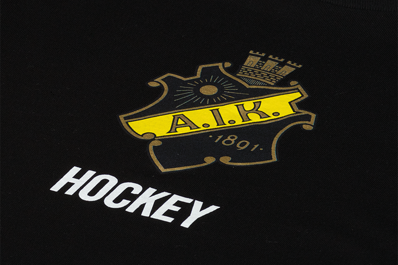 svart t-shirt med AIK tryck