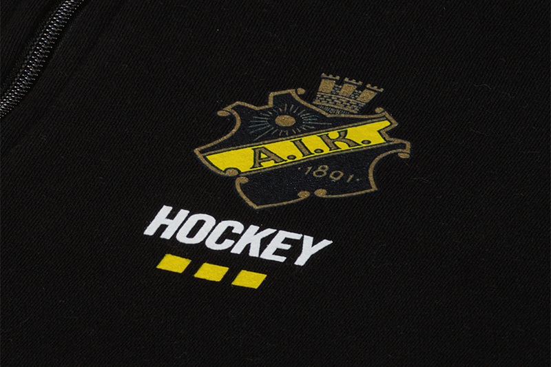 svart hoodie med aik hockey tryck över vänstra bröstet